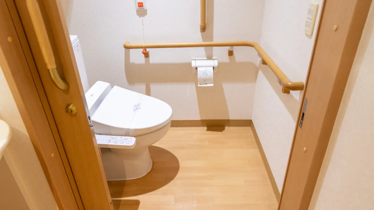 トイレ（開口扉・手すり・手洗いなど）の施工例1